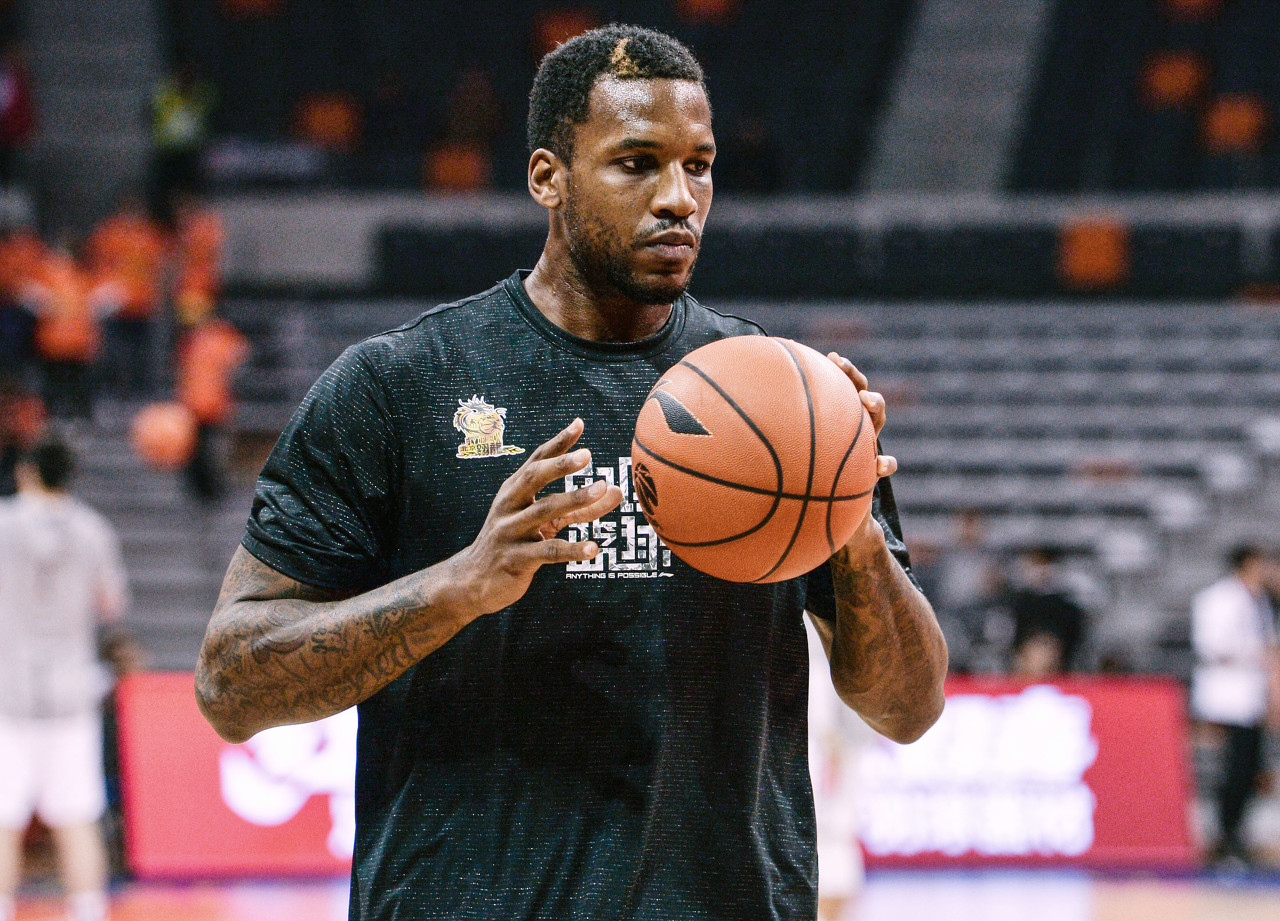 主队终于依 主队终于依